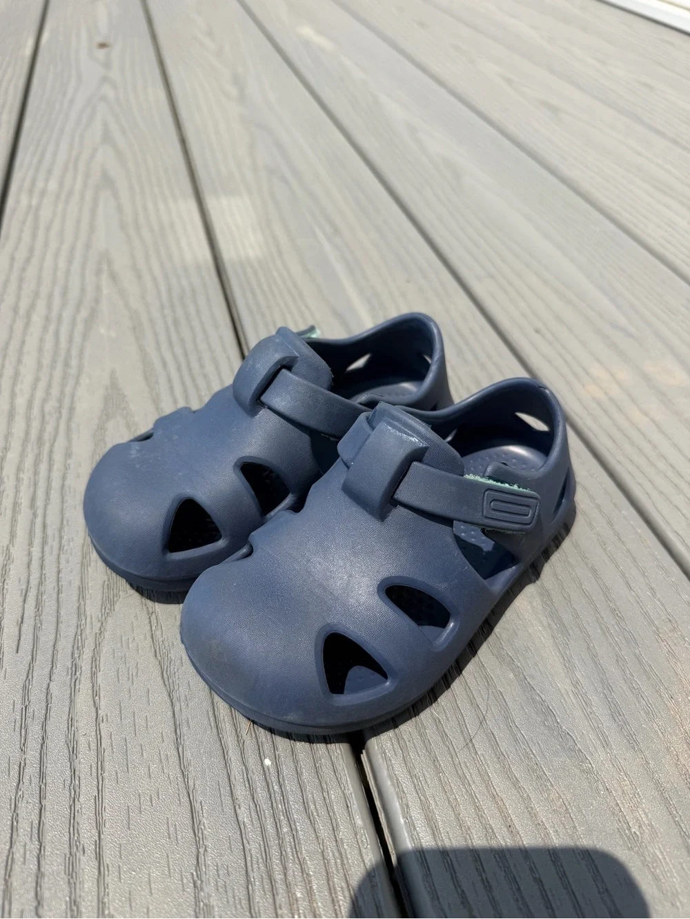 Ten little splash sandals size 8